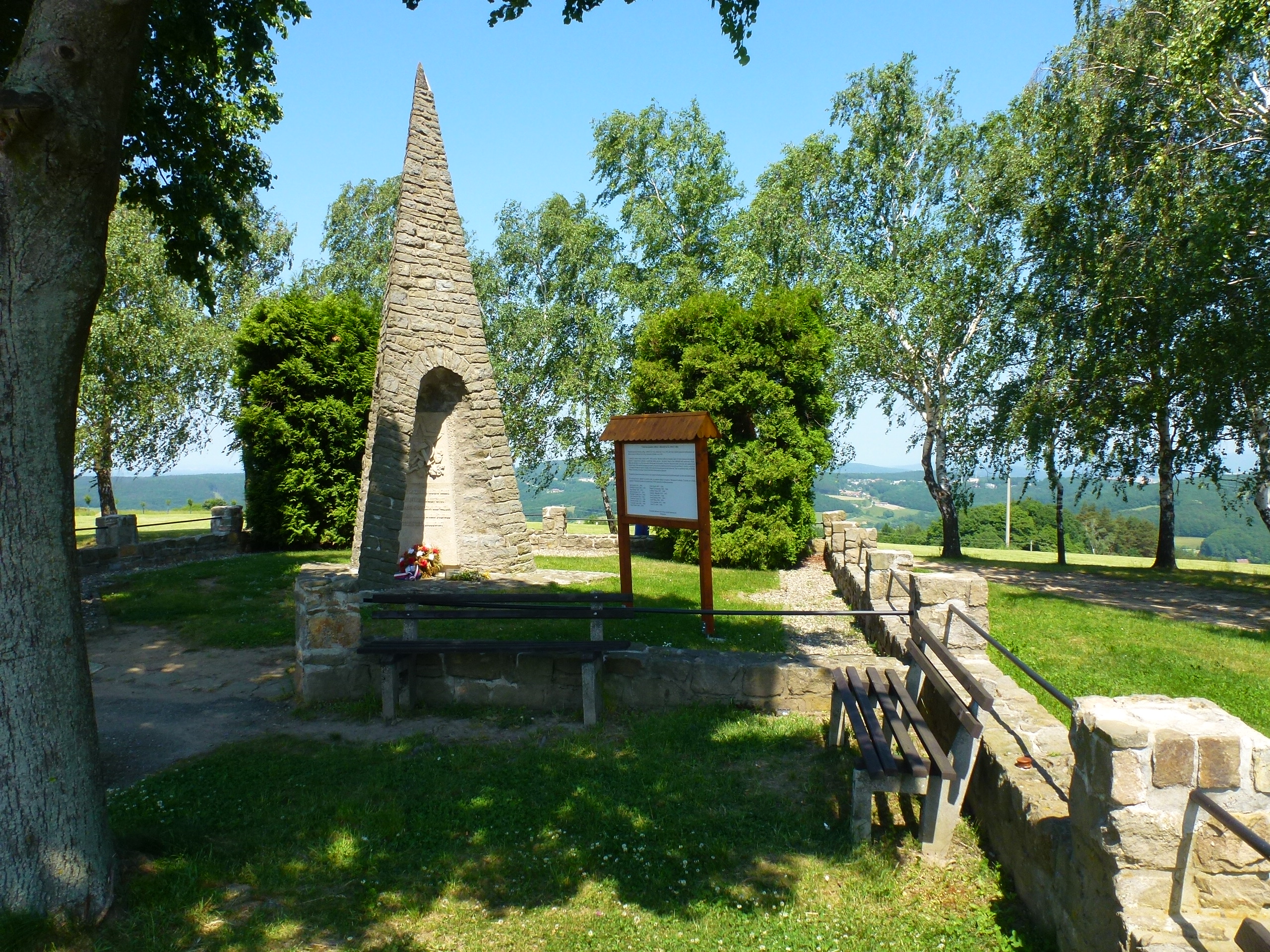 Památník partyzánům - nedaleko od srážkoměru - Březnice